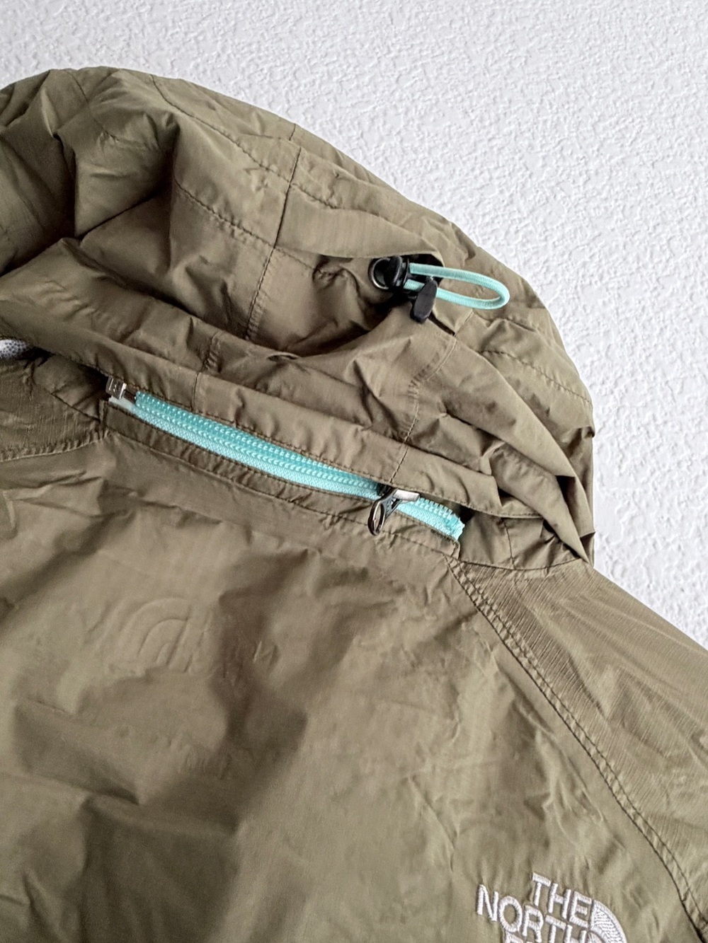The North Face Venture HyVent 2.5L Rain Jacket with Mint Green Accents Medium - Picture 13 of 14